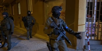Policejní manévry v Praze. V akci byla zasáhovka i pyrotechnik, poplach spustily krabice