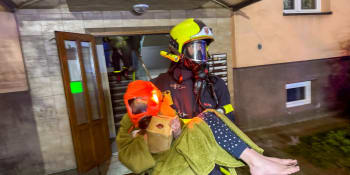 Rozsáhlý požár bytovky ve Frýdku-Místku: Zranilo se 13 lidí, včetně dětí. Škody jdou do milionů