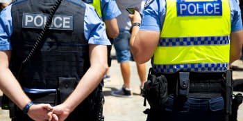 Další útok nožem v Austrálii: 16letý mladík pobodal muže do zad, policie agresora zastřelila