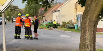 Neštěstí na Nymbursku: Řidič vjel na chodník, srazil několik lidí. Pro zraněné letěly vrtulníky