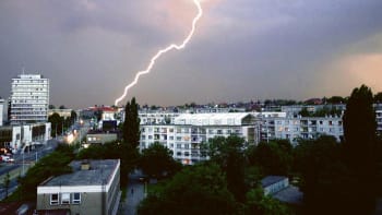Velké kroupy a přívalové deště zasáhly Česko. Kde bouřky udeří nejsilněji?