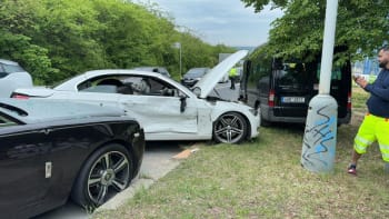V Praze boural luxusní Rolls-Royce s BMW. Posádka druhého vozu z místa nehody utekla