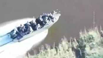 Záběry ničivé exploze na vlnách Dněpru: Námořní mina rozházela posádku ruského člunu po okolí