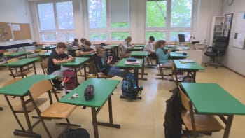 Pod lavicí i o přestávce: Stále více škol zakazuje mobilní telefony, žáci se nesoustředí
