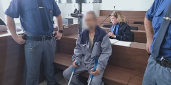 Krvavý útok sekerou kvůli mobilu: Muž z Třince přišel k soudu o berlích, žalobce žádá 12 let