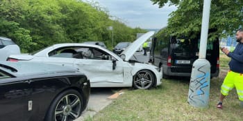 V Praze boural luxusní Rolls-Royce s BMW. Posádka druhého vozu z místa nehody utekla