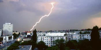 VÝSTRAHA: Silné bouře bičující Německo se přihnaly do Čech. Hrozí prudké deště a krupobití