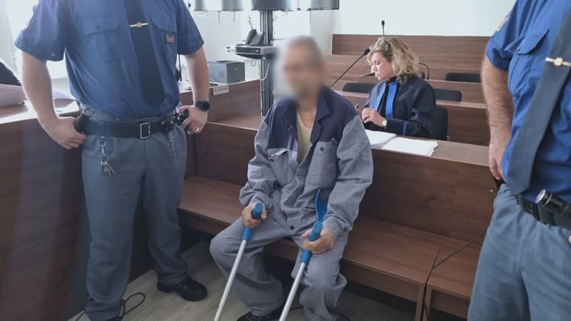 Krvavý útok sekerou kvůli mobilu: Muž z Třince přišel k soudu o berlích, žalobce žádá 12 let