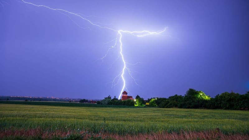 Českem se valí bouřky, slévají se do větších celků. Nelze vyloučit výjimečnou supercelu