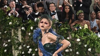 Divoká móda na Met Gala: Šaty z písku i ze skla, šíleně upnutý korzet nebo nevkusná Lizzo