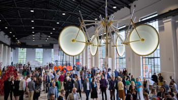 Kolo jako fenomén: Výstava v trutnovské galerii EPO1 propojuje cyklistiku a současné umění