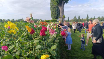 Pláč na pardubickém závodišti: Lidé uctili památku trenéra Jandy. Taxis ověsili květinami