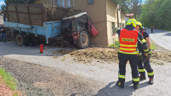 Těžká nehoda traktoru na Semilsku. Stroj se vmáčkl do zdi domu, policie silnici uzavřela