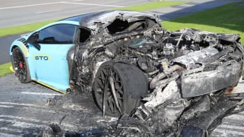 Lamborghini za 11 milionů v Praze zapálil žhář. Problém byl zřejmě v ukrajinských barvách vozu