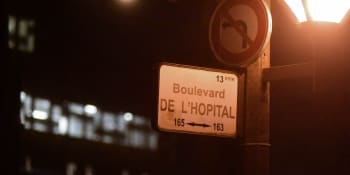 Francií otřásla střelba na policejní stanici: Zadržený popadl zbraň a zranil dva muže zákona