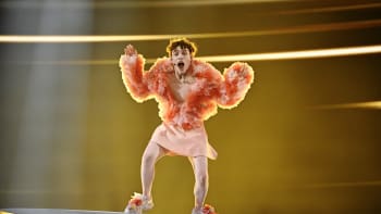 Eurovizi vyhrálo Švýcarsko. Nebinární rapper Nemo předvedl píseň o sebepoznání