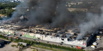 Mohutný požár ve Varšavě: Plameny pohltily obchodní centrum, propadla se střecha budovy