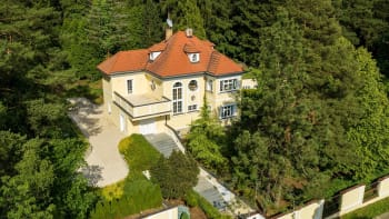 Honosná Gottova vila v Jevanech má nového majitele. Zpěvák prodal vilu za 11 milionů korun
