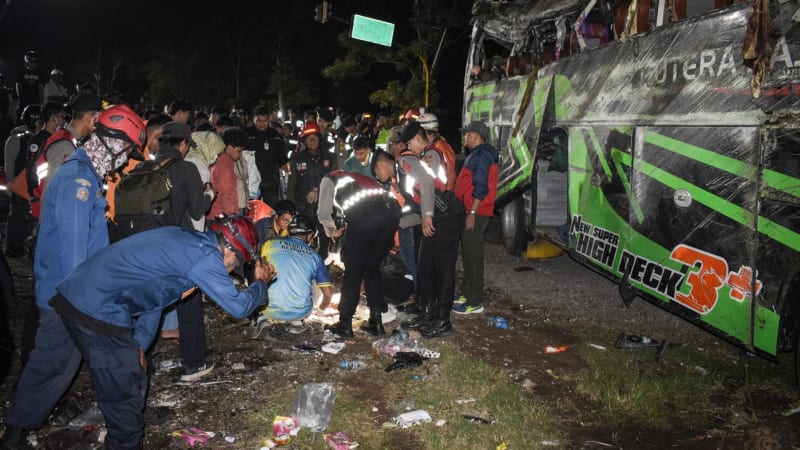 Masakr na silnici v Asii: Autobusu s maturanty selhaly brzdy. Jízda smrti stála život 11 lidí