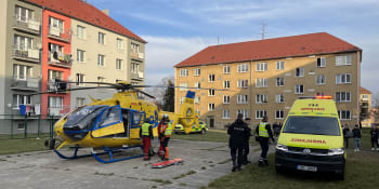 Malé dítě vypadlo z okna na sídlišti v Jirkově, zasahoval záchranářský vrtulník