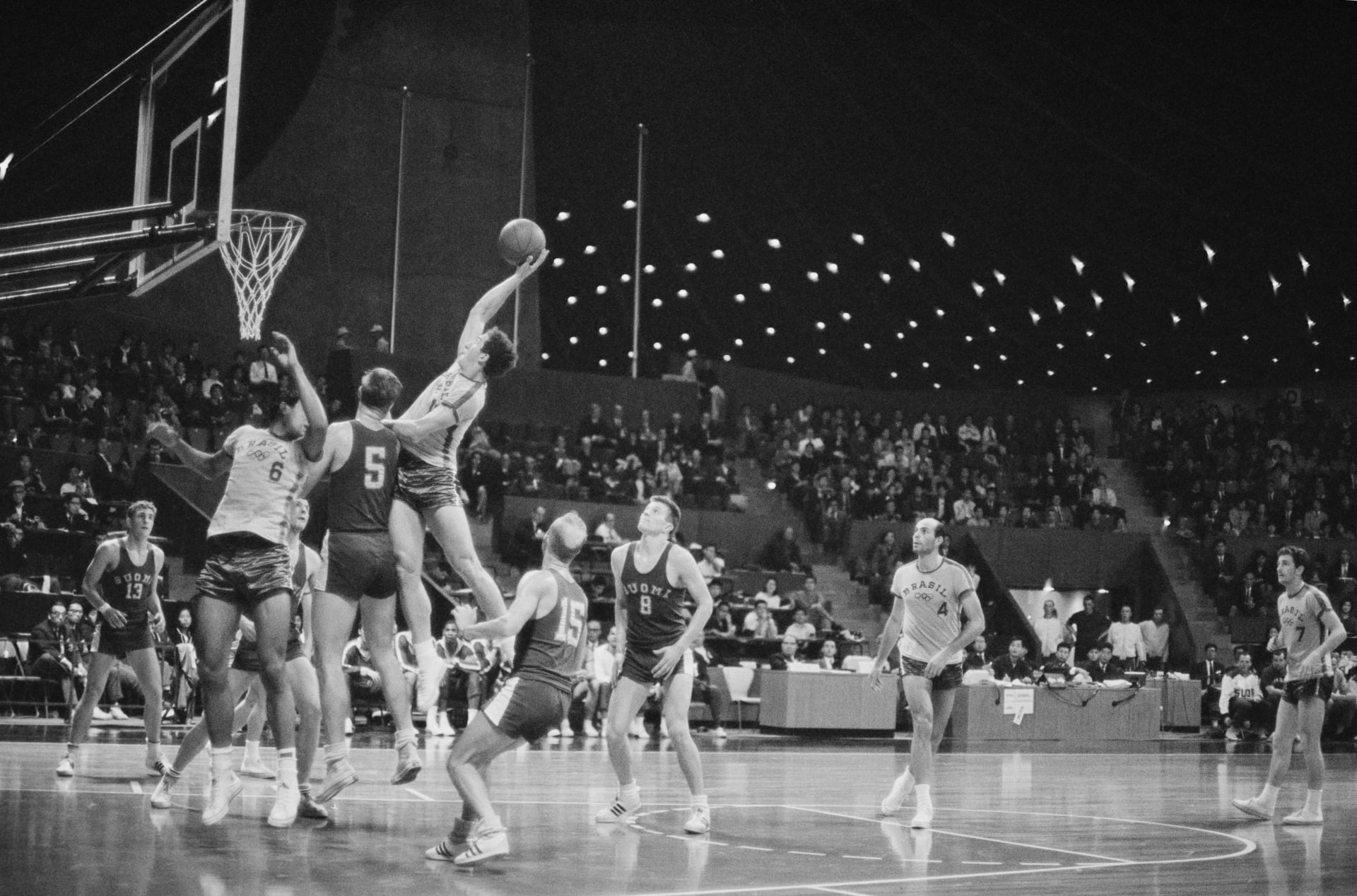 Brazilský basketbalista Wlamir Marques skáče a střílí proti finským hráčům na XVIII. letních olympijských hrách v Tokyu v roce 1964. 