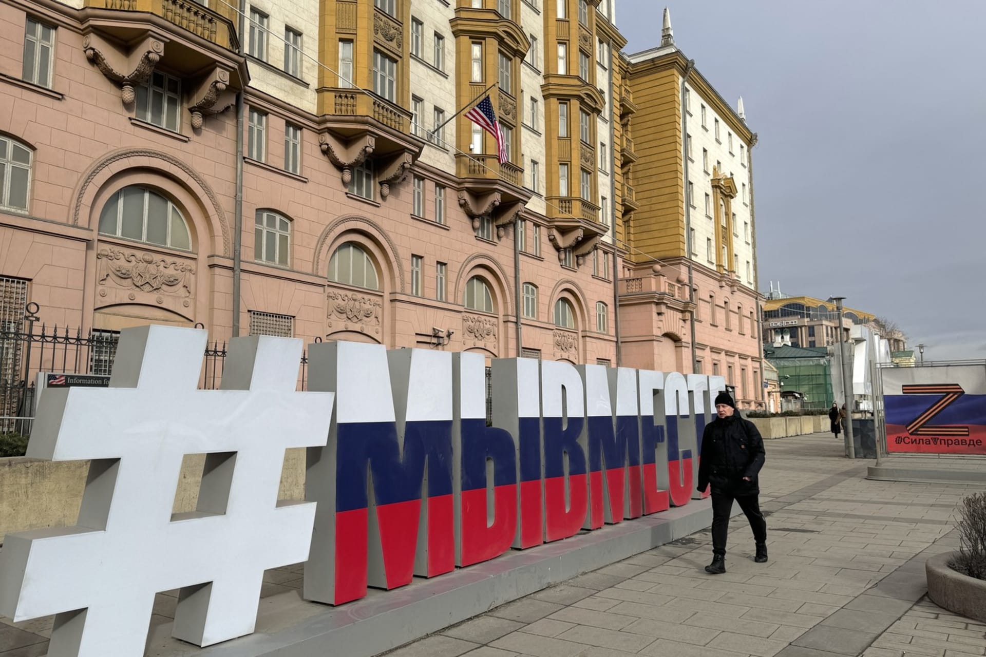 Ruská instalace hesel před americkou ambasádou v Moskvě.