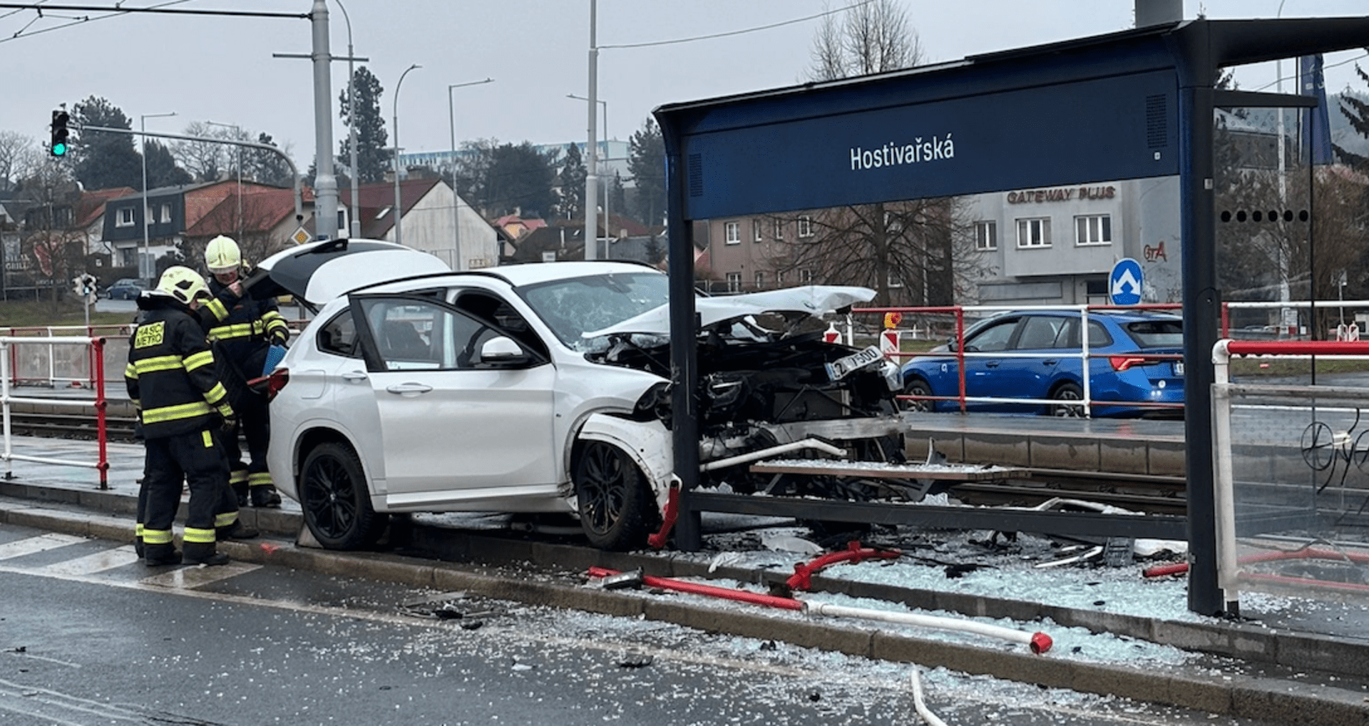 Auto v Praze najelo na tramvajový ostrůvek.