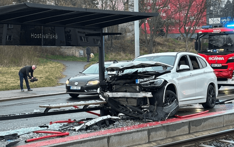 Auto v Praze najelo na tramvajový ostrůvek.