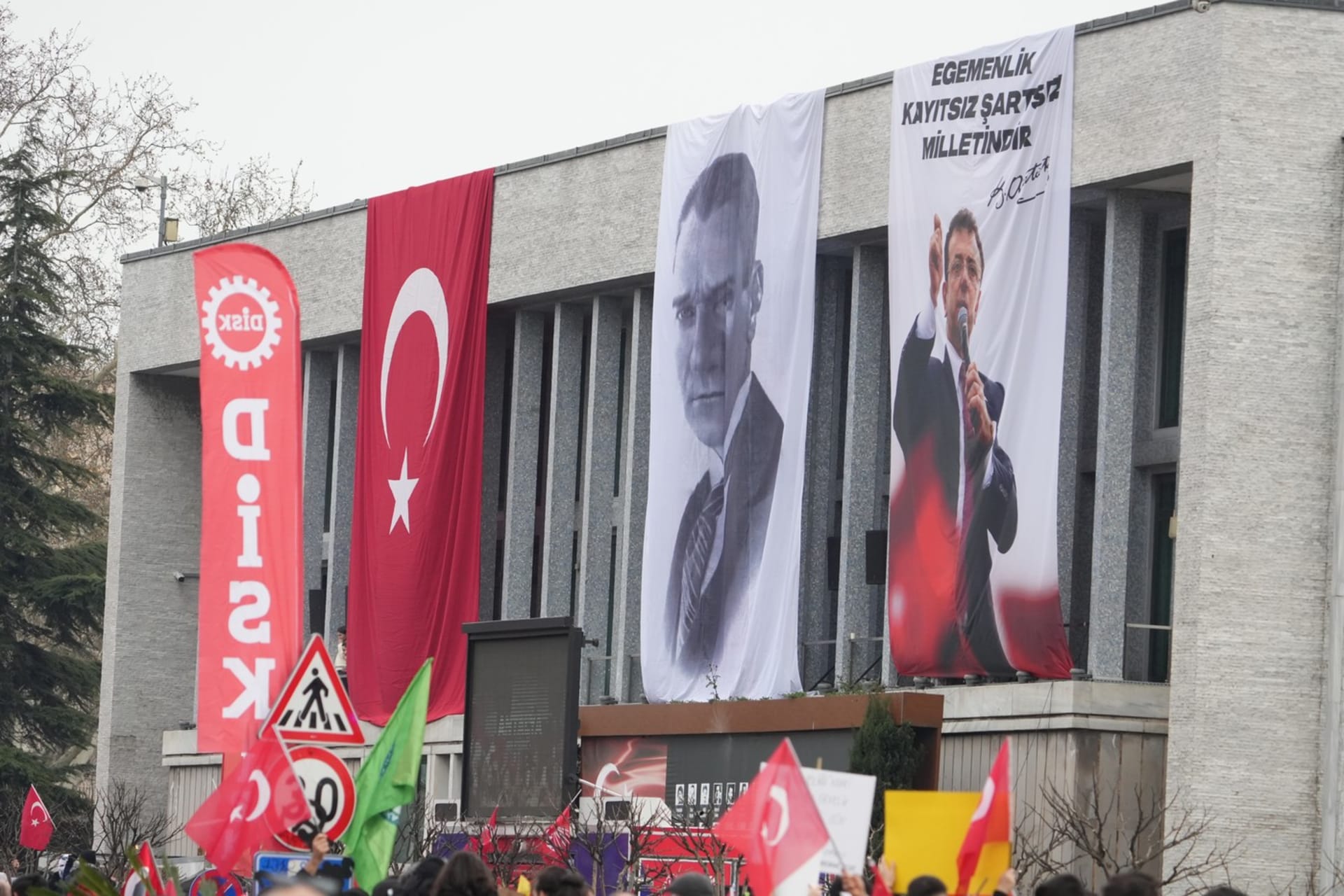 Protivládní demonstrace 23. března v Istanbulu za podporu propuštění starosty Istanbulu Ekrema Imamoglua.