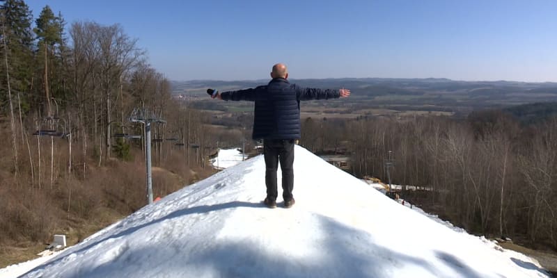 Ve skiareálu Monínec chtějí sníh uchovat na další sezónu.